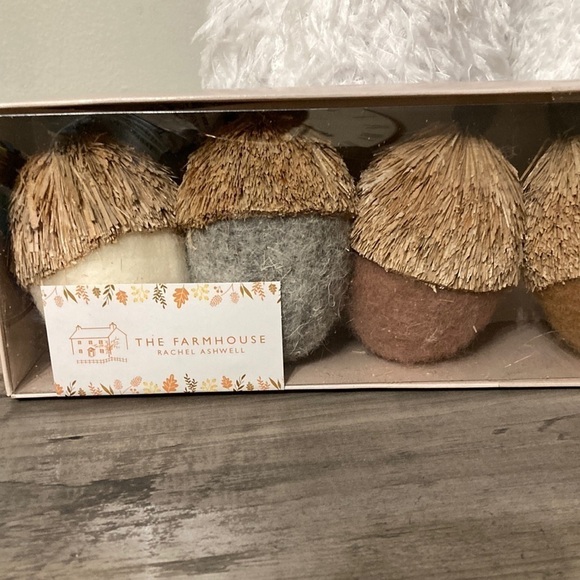 NIB THE FARMHOUSE BY RACHEL ASHWELL Set Of 7 Wool FELTED  Acorns - Picture 2 of 13